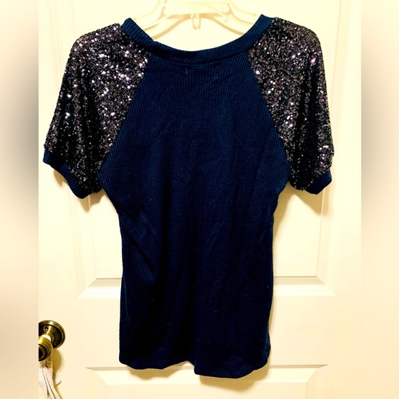 Beautiful flattering Timeless Style Top w just the right amt of class & Glamour - Picture 2 of 4